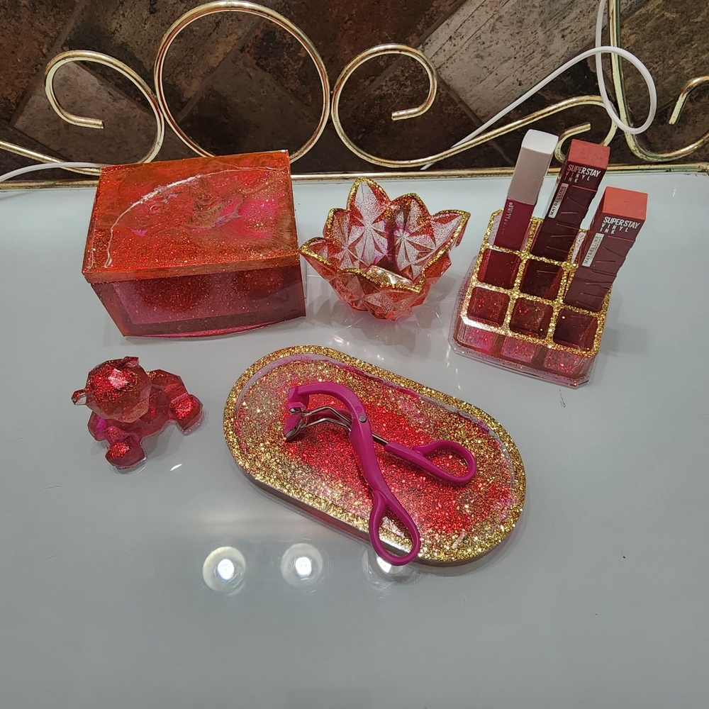Jewelry set.   Sorry I'm going to sent photos by email.  Thanks.